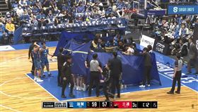 ▲日本B1聯盟游艾喆的隊友，滋賀湖泊隊洋將Javier Carter突然倒地。（圖／翻攝自日本B聯盟YT）