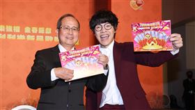台彩公布首發6款刮刮樂新品（3）台灣彩券總經理謝志宏（左）與歌手盧廣仲（右）3日在台北出席「2025年刮刮樂新品歡慶首發記者會」，共同揭曉6款刮刮樂新品，秀出「2000萬超級紅包」刮刮樂。中央社記者謝佳璋攝  114年1月3日