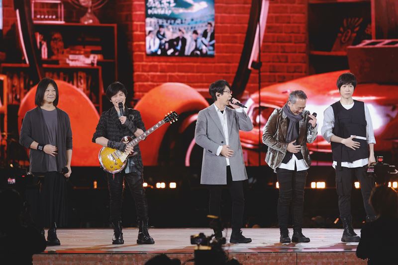 五月天點歌環節中，有粉絲「出奇招」，扮成Netflix影集《魷魚遊戲》中的玩家。（圖／相信音樂提供）