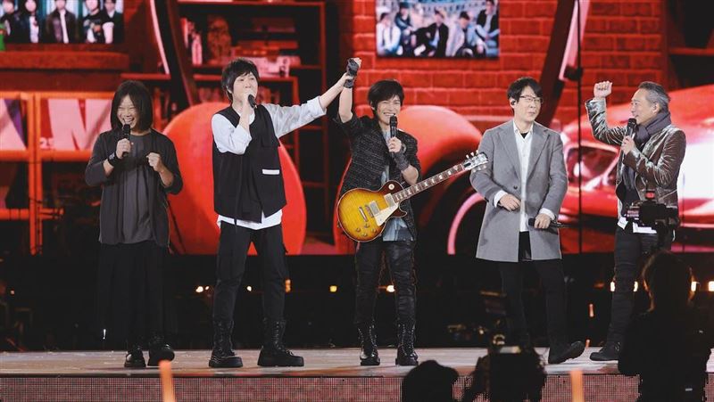 五月天突玩「魷魚遊戲」：輸了退票拖出去