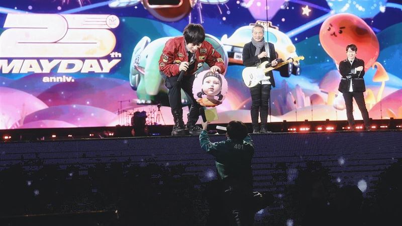 五月天突玩「魷魚遊戲」：輸了退票拖出去