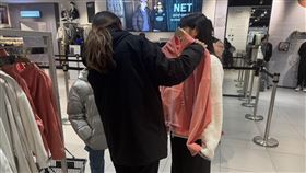 NET捐提貨券 封館讓雲林家扶親子添購新衣迎新年服飾品牌NET第15年舉辦NET雲林家扶家庭日，5日捐贈提貨券80萬元，虎尾店封館並提早於上午9時營業，讓雲林家扶中心親子到店添購新衣，迎接新的一年。中央社記者姜宜菁攝  114年1月5日