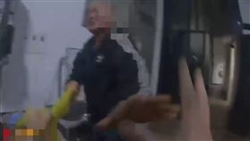 莽男趁隙拿毛巾砸員警，甚至怒噴三字經。（圖／警方提供）