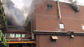 桃園觀音區工廠火警桃園市觀音區一處工廠5日中午發生火警，大量濃煙不斷從工廠窗戶冒出，消防局獲報立即派遣人車到場搶救。（桃園市政府消防局提供）中央社記者吳睿騏桃園傳真  114年1月5日