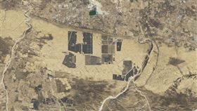 NASA地球觀測站官網發布衛星圖像，顯示中國內蒙古庫布齊沙漠大部分區域被太陽能板覆蓋，意在打造太陽能長城。（圖取自NASA地球觀測站網頁earthobservatory.nasa.gov）