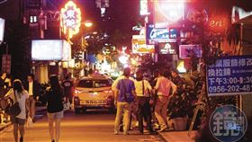 新冠疫情解封後，許多泰女來台隱身在巷弄間的大樓或酒吧中，靠提供情色服務撈金。