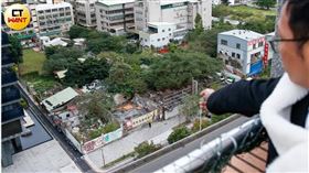 新竹市一場輪胎行大火釀八死悲劇，也燒出親仁里4,000坪都更案內幕。輪胎行老鄰居楊清華指著被燒成焦黑的斷垣殘壁，細說都更過程。（圖／黃耀徵攝）