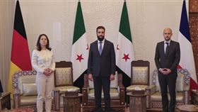 德國外長貝爾伯克（左）、敘利亞新領袖夏拉（中）、法國外交部長巴霍（右）3日在敘利亞大馬士革進行會面。（圖／美聯社／達志影像）