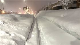 日本青森縣積雪成災  時隔12年成立豪雪對策本部日本東北的青森縣近日下起紀錄性大雪，時隔12年，青森縣政府4日成立豪雪對策本部。青森縣弘前市積雪達114公分高，創當地觀測史上1月份最大積雪紀錄。圖為新青森車站前。（讀者提供）中央社記者楊明珠東京傳真  114年1月4日