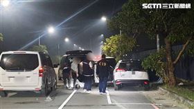 白色出租車驚傳雙屍命案，男女手綁胸前。（圖／翻攝畫面）