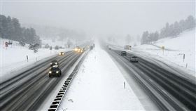 美國中部部分地區5日因突如其來降雪，民眾出門上路將蒙受風險。（圖／美聯社／達志影像）