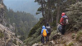 高山症常見症狀為頭暈、頭痛、乾咳、喘及噁心嘔吐，應立即停止攀爬。（示意圖／雙和醫院陳信儒醫師提供）