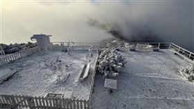 玉山氣象站今積雪0.5公分。（圖／玉山氣象站提供）