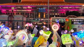 追星人在台北車站前集合，前往示威現場。張渝萍攝