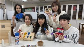 弘光幼保系學生專題 製作促進幼兒認知教玩具弘光科技大學幼保系學生發表的「嬰幼兒認知與動作領域發展創意木育教玩具創新之研究」專題作品，選擇以天然溫潤木頭為材質，為19至24個月嬰幼兒設計出包含拿筆塗鴉身體動作及認知探索的教玩具。中央社記者趙麗妍攝  114年1月6日