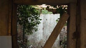 金門過去被軍方占用閩厝 屋中突兀立起水泥牆研究金門戒嚴政治案件的團隊「霧中歲月」，日前與金門在地藝術創作者策畫特展，展覽呈現1950年代金城與政治案件相關遺址。圖為過去被軍方占用作為訊問政治犯場所，通常閩厝中神明廳位置應是視野開闊，但卻被軍方突兀加上一面水泥牆，避免從外看到內部空間。（霧中歲月團隊提供）中央社記者吳玟嶸傳真  114年1月6日