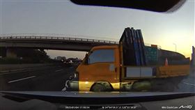 國道1驚悚瞬間！小貨車急煞失控打轉逆向
