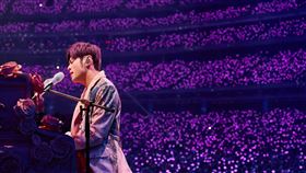 周杰倫大巨蛋演唱會來到第3場華語歌王周杰倫7日晚間繼續在台北大巨蛋舉辦第3場「嘉年華」演唱會，現場深情自彈自唱，與滿場歌迷同樂。（杰威爾提供）中央社記者王心妤傳真  113年12月7日