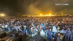 廟辦音樂祭湧上萬人 粉絲冒險攀牆.爬光電板
