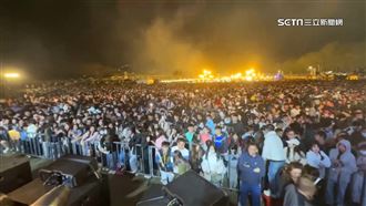 音樂祭湧上萬人　粉絲冒險攀牆、爬光電板