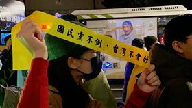 抗議民眾拿「國民黨不倒，台灣不會好」抗議布條。