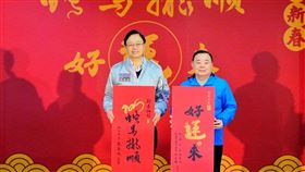 桃園市發表「蛇馬攏順」春聯桃園市政府6日發表2025年新春春聯，市長張善政（左）表示，今年的春聯有2幅，分別是「蛇馬攏順」，以及與桃園市議長邱奕勝（右）共同聯名的「好運來」。中央社記者吳睿騏桃園攝  114年1月6日