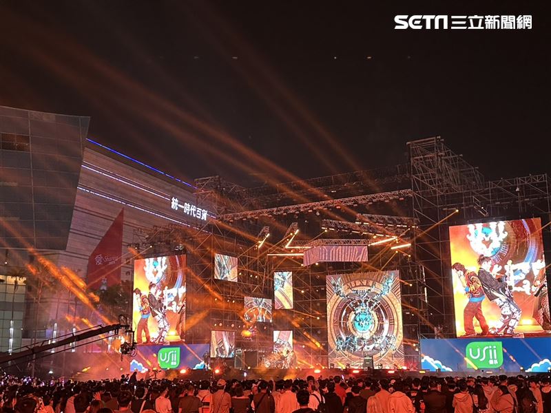 八三夭預告，跨年舞台準備不同以往的驚喜表演，用最炸裂的音浪，為「2026雄嗨趴」掀開熱力滿滿的新年序幕。（圖／記者簡榮良攝影）