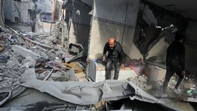 以色列5日再開轟加薩，圖為巴勒斯坦人檢查遭破壞的房屋殘垣。（圖／路透社／達志影像）