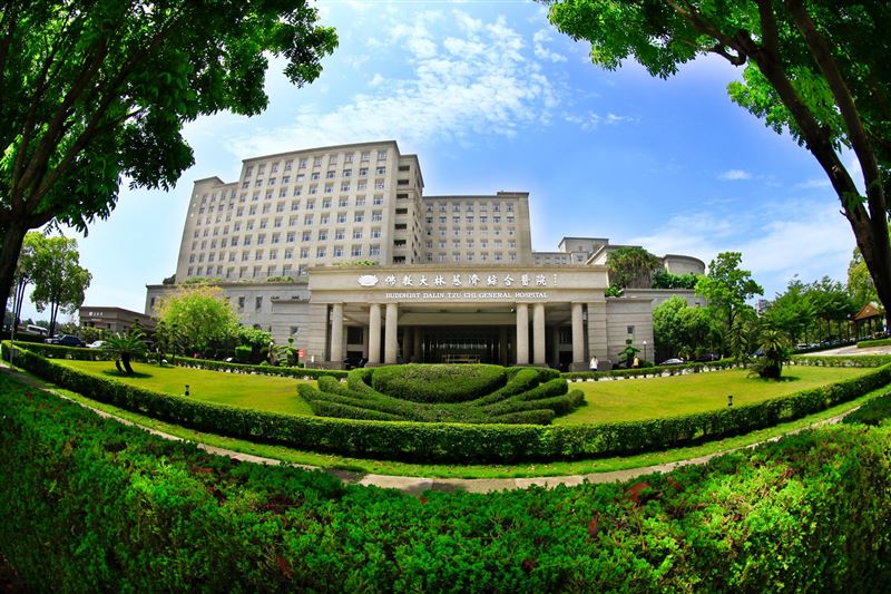 大林慈濟醫院遭控「侵權換畫」，慈濟基金會回應了。（圖／翻攝大林慈濟醫院臉書）