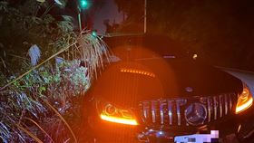 看護摸黑走路　遭賓士跑車酒駕撞飛慘死(圖/翻攝畫面)