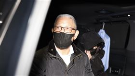 蕭景田涉賄選聲押庭自爆確診士林地方法院7日再開羈押庭審理前國民黨中常委蕭景田（左）涉賄案，訊後改裁定蕭景田以新台幣1500萬元交保；蕭景田庭訊中並自爆確診。圖為晚間蕭景田乘車交保後離去。中央社記者趙世勳攝　112年1月7日