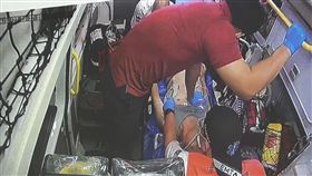 周先生在救護車上急救情況。（圖／記者簡浩正攝影）