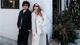 納豆和依依在街頭拍攝輕婚紗。（圖／翻攝自依依IG）