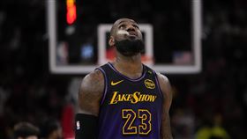 湖人一哥詹姆斯（LeBron James）繳出準大三元成績。（圖／美聯社／達志影像）