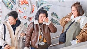 宋偉恩（左起）、嚴藝文、鍾欣凌給拜訪五島居民（桂田文化藝術基金會、桂田文創提供）