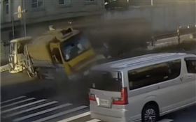 台中垃圾車被撞翻！槽車駕駛：陽光太刺眼