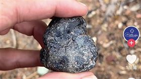 澳洲男挖出394克拉藍寶石
（圖／翻攝自TikTok＠betteridge_sapphires）