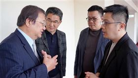 驗光師公會全聯會理事長黃群宸（右）日前向衛福部長提出驗光師音譯問題。（圖／驗光師公會全聯會提供）