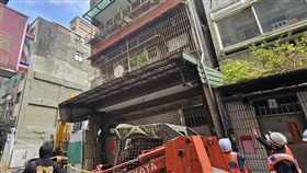 三重建案開挖地基釀鄰宅傾斜（1）新北市三重區六張街某工地6日上午開挖地基時，造成鄰宅傾斜龜裂。中央社記者王鴻國攝  114年1月6日