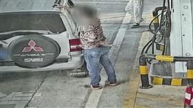 一名男子運用「AI加油程式」的特性：業者可幫忙先墊油錢，賺取暴利。（圖／翻攝自微博）