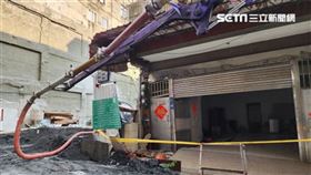 大直倒塌案翻版，三重區驚傳公寓傾斜事件。（圖／翻攝畫面）