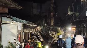 傾斜的公寓預計今晚進行拆除，但在工程開始前就先倒塌，場面相當驚悚。（圖／翻攝畫面）