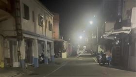 綠島驚傳越獄事件，入夜後居民門窗緊閉，路上空無一人。(圖/
讀者提供)
