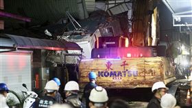 三重建案開挖釀禍  鄰宅倒塌（2）新北市三重區六張街某工地開挖地下室造成鄰房傾斜龜裂。市府6日進行灌水及灌漿等緊急應變，但傾斜狀況持續惡化，184號建物晚間近9時突然倒塌，幸住戶已撤離，無人傷亡。中央社記者張皓安攝  114年1月6日