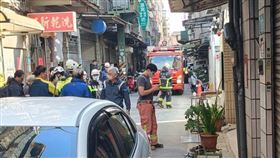 新北市三重區六張街某建案工地，今天（6日）上午9時許，在開挖地基時，造成隔壁民宅傾斜龜裂