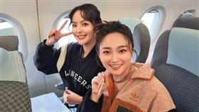 張文綺（右）與師妹宜芳（左）搭機赴金門擔任跨年晚會主持重任。（時代創藝提供）