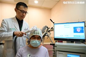 婦腦中風手狂抖　經顱磁刺激針線都能穿（圖／翻攝畫面）