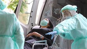 急診醫護上班戴N95口罩　她喊：要窒息了