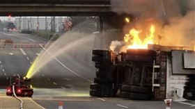 虎尾貨車載3千顆電池翻覆！突噴火恐爆炸