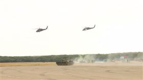 陸軍在新竹湖口進行實戰化「重要目標應援作戰」演練，出動CM-11戰車與雲豹甲車等地面裝備，與阿帕契攻擊直升機、黑鷹直升機等進行協同作戰，